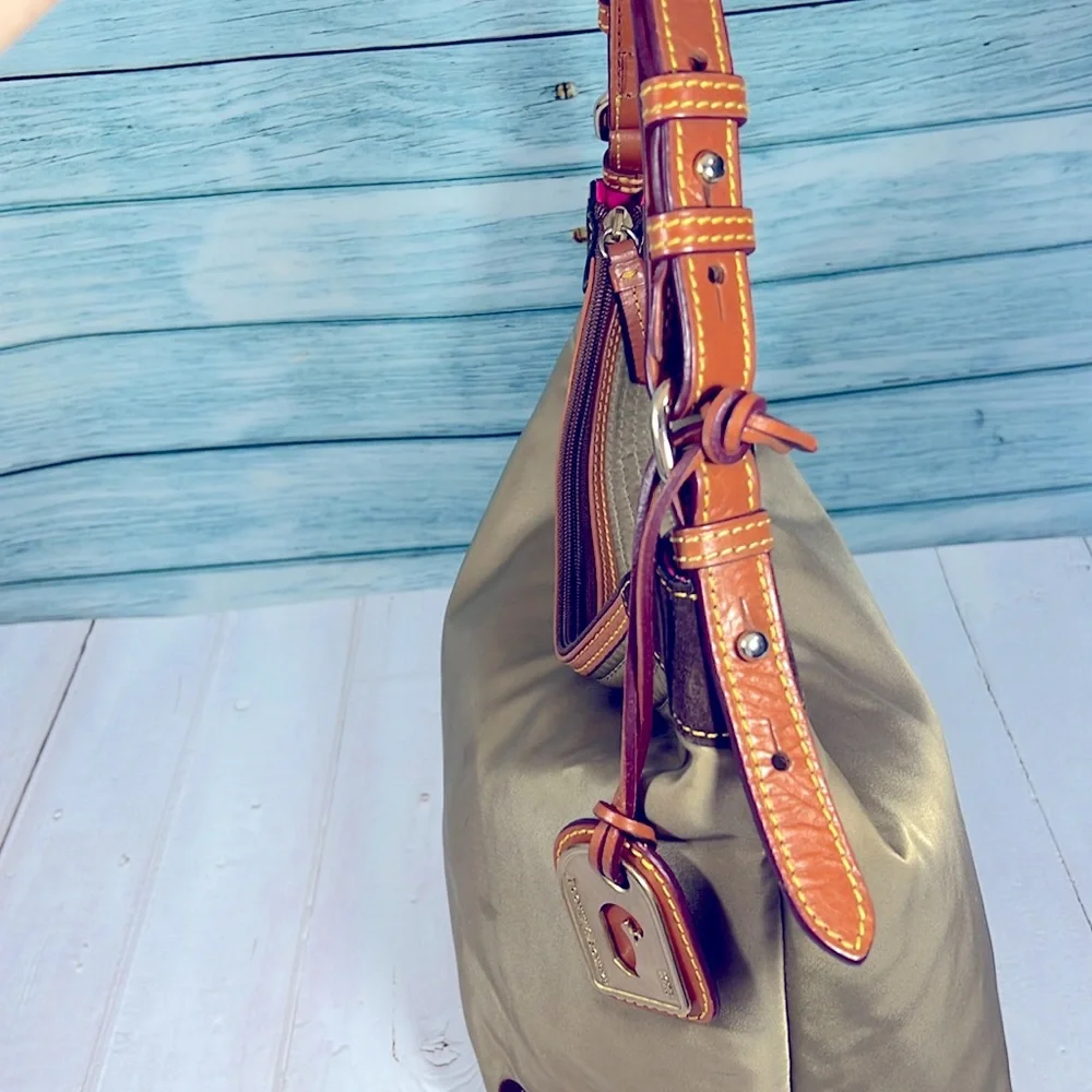 🦆 DOONEY & BOURKE KHAKI NYLON ERICA DUCK EMBROIDERED LEATHER SHOULDER BAG